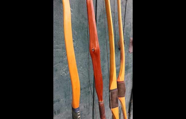 Jeder Bogen wird anders. Das Holz bestimmt die Gestalt. Verdrehte, krumme und ungleich breite Stellen sind normal.