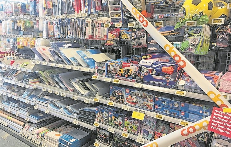 In Dietikon wehrte sich eine Filialleiterin vor Gericht erfolgreich gegen eine Verurteilung wegen des Vorwurfs, sie habe Produkte zum Verkauf angeboten, die nicht für den täglichen Bedarf bestimmt gewesen seien. In Dietikon wehrte sich eine Filialleiterin vor Gericht erfolgreich gegen eine Verurteilung wegen des Vorwurfs, sie habe Produkte zum Verkauf angeboten, die nicht für den täglichen Bedarf bestimmt gewesen seien.