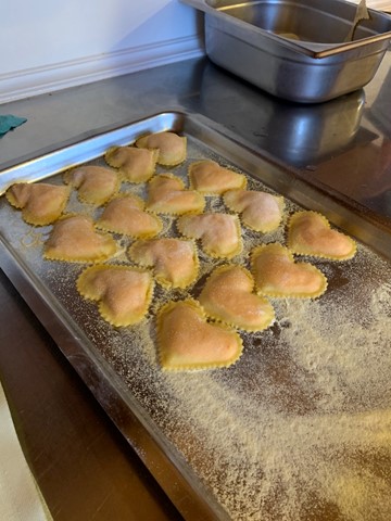 Von Mittwoch bis Samstag vorbereitet: 112,5 solche Bleche mit handgefertigten Rüebli-Ravioli.
