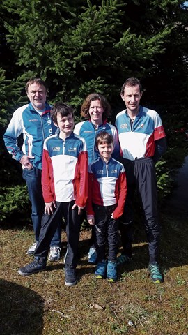 Hinten v. l.: Hansruedi Kohler (OK-Mitglied, Bahnkontrolleur), Sabrina Meister (OK-Chefin, Laufleiterin) und Christoph Frei (OK-Mitglied, Chef Ziel). Vorne: Tim und Luc Frei, zwei der jüngsten OLG-Dachsen-Teilnehmer.
