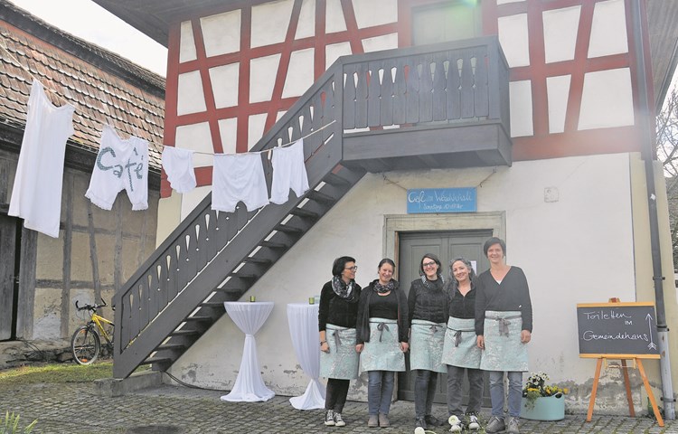Weht die Wäsche im Wind, hat das Café im Wöschhüsli geöffnet. Betrieben wird es von fünf engagierten Frauen (v.l.): Beate Wiesmann, Heinke Gass, Rahel Bär, Patricia Koradi, Karoline Schaer. Weht die Wäsche im Wind, hat das Café im Wöschhüsli geöffnet. Betrieben wird es von fünf engagierten Frauen (v.l.): Beate Wiesmann, Heinke Gass, Rahel Bär, Patricia Koradi, Karoline Schaer.