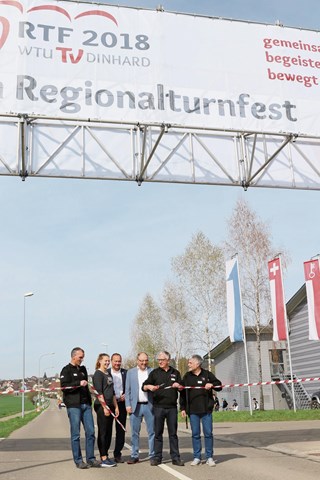 Eröffnungsakt als Vorgeschmack: Auch während dem Turnfest in Dinhard wird die Welsikonerstrasse gesperrt. V. l.: Tom Schmid (OK-Vizepräsident), Angelica Moser und Jürg Stahl (beide RTF-Botschafter), Moderator Bernard Thurnheer, OK-Präsident Peter Matzinger und OK-Vizepräsident Beat Herter durchschneiden das Band.