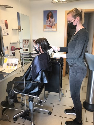 Die Maske ist seit bald einem Jahr ständiger Begleiter im Coiffeursalon von Karin El Benna. Auf dem Foto: Mitarbeiterin Daniela. Die Maske ist seit bald einem Jahr ständiger Begleiter im Coiffeursalon von Karin El Benna. Auf dem Foto: Mitarbeiterin Daniela.