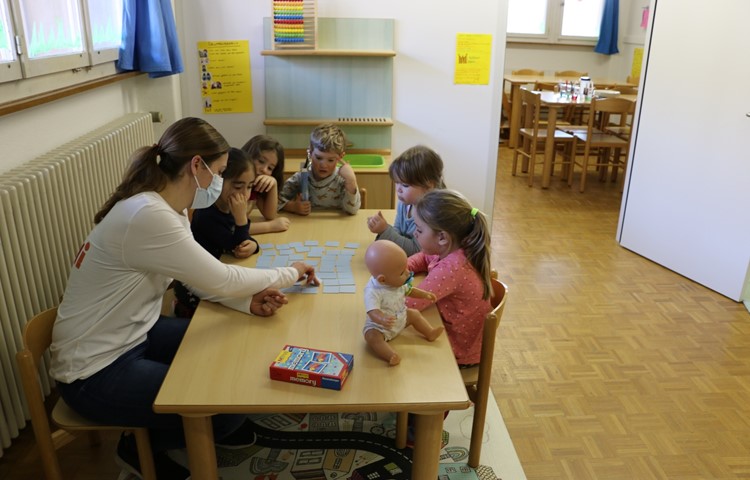 Gruppenleiterin Alexandra Gredig und die «Grossen» spielen ungestört Memory, … Gruppenleiterin Alexandra Gredig und die «Grossen» spielen ungestört Memory, …