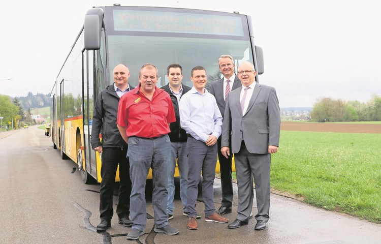 Für das Herbstfest hält zusätzlich die S24 in Hettlingen, und es fahren mehr Busse. Beat Vetter (Postauto), Theodor Strasser (Weinbauverein Zürcher Weinland), Dominic Moser von der Motrag, Marc Guggenheim (ZVV), Ronald Kundert (ZKB) und OK-Präsident Bruno Kräuchi (von links). Für das Herbstfest hält zusätzlich die S24 in Hettlingen, und es fahren mehr Busse. Beat Vetter (Postauto), Theodor Strasser (Weinbauverein Zürcher Weinland), Dominic Moser von der Motrag, Marc Guggenheim (ZVV), Ronald Kundert (ZKB) und OK-Präsident Bruno Kräuchi (von links).