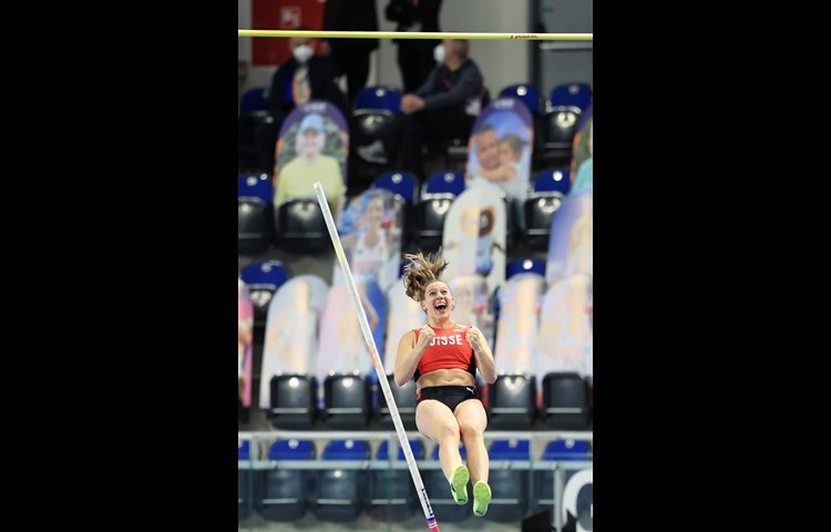 Ein Schrei der Freude: Angelica Moser kürt sich in Torun mit 4,75 Metern zur Hallen-Europameisterin 2021.