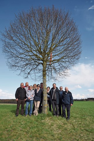 Sie sind stolz auf die schön gewachsene Linde in Adlikon: v. l. Gemeindepräsident Peter Läderach, Werner Stegemann, Christine Greminger, Helena Stähli, Anita Simioni-Dahm, Willy Stähli, Gerlinde Stegemann, Bruno Simioni, Hans Rudolf Greminger, Ernst Höneisen. Sie sind stolz auf die schön gewachsene Linde in Adlikon: v. l. Gemeindepräsident Peter Läderach, Werner Stegemann, Christine Greminger, Helena Stähli, Anita Simioni-Dahm, Willy Stähli, Gerlinde Stegemann, Bruno Simioni, Hans Rudolf Greminger, Ernst Höneisen.