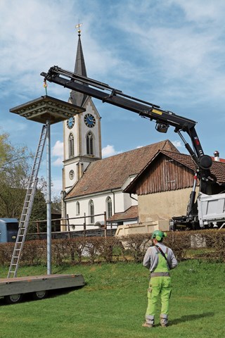 Mit einem Hebekran wurde das Mehlschwalbenhaus an seinen neuen Standort versetzt. Nun thront es über der Benkemer Fussballwiese. Mit einem Hebekran wurde das Mehlschwalbenhaus an seinen neuen Standort versetzt. Nun thront es über der Benkemer Fussballwiese.