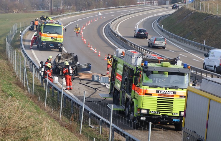 Bei vielen der 263 Verkehrsunfälle im Weinland waren die Feuerwehren im Einsatz – so auch diesen Mittwoch (10.3.2021) beim Fahrzeugbrand auf der A4 bei Uhwiesen. Bei vielen der 263 Verkehrsunfälle im Weinland waren die Feuerwehren im Einsatz – so auch diesen Mittwoch (10.3.2021) beim Fahrzeugbrand auf der A4 bei Uhwiesen.