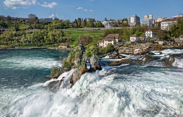 Nicht nur ein Naturschauspiel: Das Gefälle am Rheinfall (23 Meter) wird auf der Neuhauser Seite zur Stromerzeugung genutzt. Im Winter fliessen durchschnittlich 250 Kubikmeter pro Sekunde, im Sommer 600 – Schaffhausen will künftig statt der zurzeit erlaubten 125 bis zu 200 Kubikmeter nutzen. Nicht nur ein Naturschauspiel: Das Gefälle am Rheinfall (23 Meter) wird auf der Neuhauser Seite zur Stromerzeugung genutzt. Im Winter fliessen durchschnittlich 250 Kubikmeter pro Sekunde, im Sommer 600 – Schaffhausen will künftig statt der zurzeit erlaubten 125 bis zu 200 Kubikmeter nutzen.