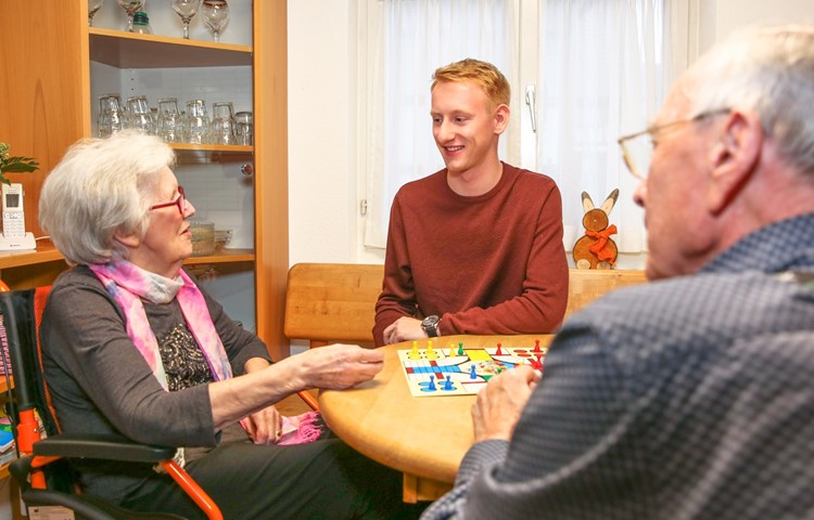 Aktivierung ist ein wichtiger Bestandteil der professionellen Betreuung. Hier macht der Lernende Lars Gächter ein Gesellschaftsspiel mit zwei Tagesgästen. Aktivierung ist ein wichtiger Bestandteil der professionellen Betreuung. Hier macht der Lernende Lars Gächter ein Gesellschaftsspiel mit zwei Tagesgästen.