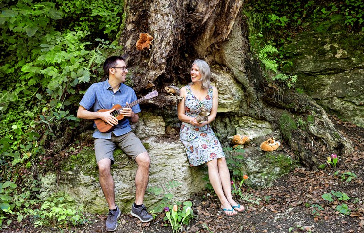 Andrea Külling hat eine Kindergeschichte geschrieben und die Lieder dazu komponiert, ihr Mann Andrew Kendrick hat sie arrangiert und eingespielt. Andrea Külling hat eine Kindergeschichte geschrieben und die Lieder dazu komponiert, ihr Mann Andrew Kendrick hat sie arrangiert und eingespielt.