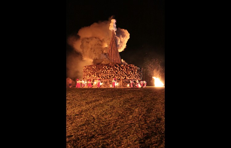 Ein Knaller gibt den Startschuss, den Holzstoss in Brand zu setzen.