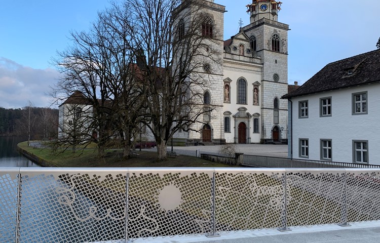 Die Brücke, die das Festland mit der Klosterinsel verbindet, ist saniert und hat ein neues Geländer erhalten – das die Fantasie anregt. Die Brücke, die das Festland mit der Klosterinsel verbindet, ist saniert und hat ein neues Geländer erhalten – das die Fantasie anregt.