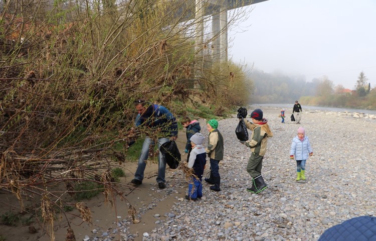 Der Fischerverein, das Awel und die Thurgemeinden hoffen, dass vom 10. bis 18. April viele Spaziergänger mit Abfallsäcken unterwegs sein werden. Der Fischerverein, das Awel und die Thurgemeinden hoffen, dass vom 10. bis 18. April viele Spaziergänger mit Abfallsäcken unterwegs sein werden.