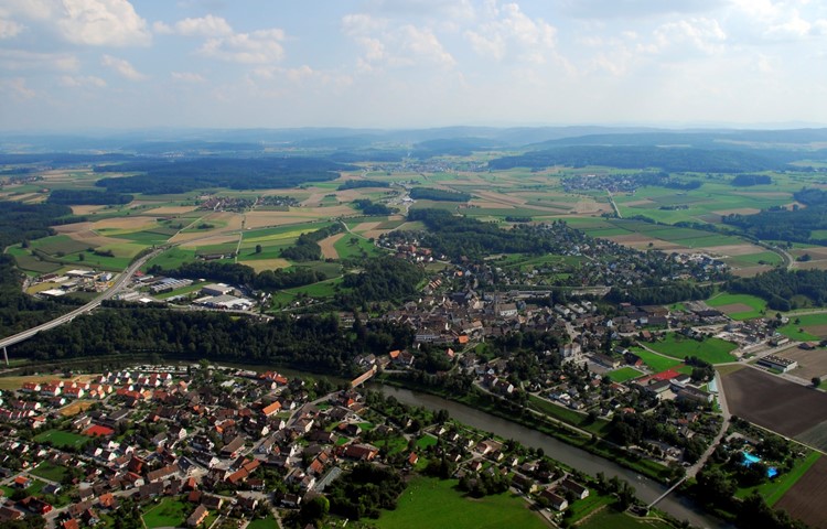 Humlikon (oben rechts) und Adlikon (oben links) mit Dätwil und Niederwil (nicht im Bild) könnten ab 2023 Teil von Andelfingen werden. Kleinandelfingen wurde auch angefragt, hat aber abgelehnt. Humlikon (oben rechts) und Adlikon (oben links) mit Dätwil und Niederwil (nicht im Bild) könnten ab 2023 Teil von Andelfingen werden. Kleinandelfingen wurde auch angefragt, hat aber abgelehnt.
