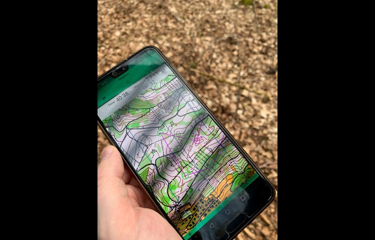 Es galt, die in der App als violette Kreise dargestellten Posten zu finden, damit sie grün wurden.