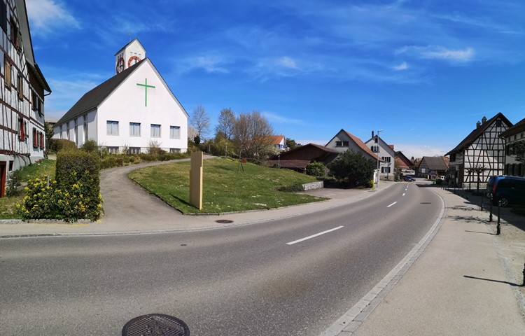 Die neue Haltestelle in Richtung Marthalen kommt unterhalb der Kirche zu liegen. Die dort befindlichen Parkplätze werden aufgehoben und seitlich entlang des Strässchens zur Kirche neu erstellt. Die Haltestelle der Gegenrichtung entsteht weiter vorne beim Fussgängerstreifen, der ebenfalls verschoben wird. Die neue Haltestelle in Richtung Marthalen kommt unterhalb der Kirche zu liegen. Die dort befindlichen Parkplätze werden aufgehoben und seitlich entlang des Strässchens zur Kirche neu erstellt. Die Haltestelle der Gegenrichtung entsteht weiter vorne beim Fussgängerstreifen, der ebenfalls verschoben wird.