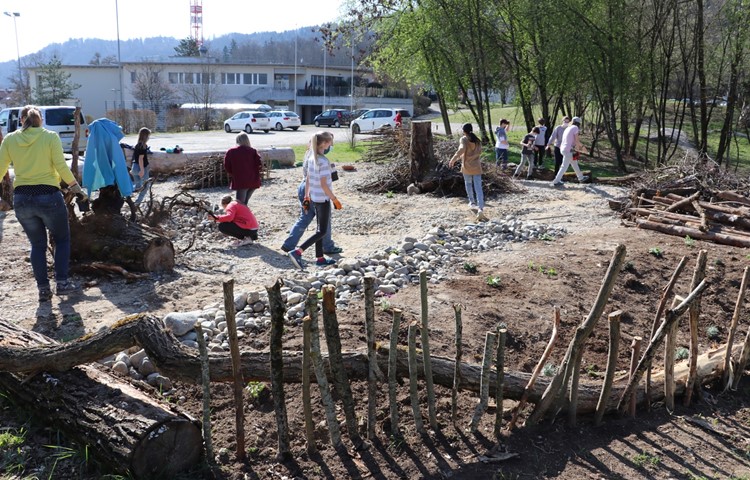 Primarschüler von der vierten bis zur sechsten Klasse haben beim Schulhaus Stumpenboden ein Trockenbiotop angelegt. Frauen des Elternrats hoffen, dass in der Schule künftig ein Gartentag eingeführt wird. Primarschüler von der vierten bis zur sechsten Klasse haben beim Schulhaus Stumpenboden ein Trockenbiotop angelegt. Frauen des Elternrats hoffen, dass in der Schule künftig ein Gartentag eingeführt wird.