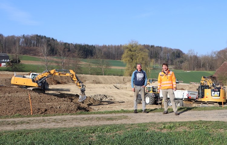 Am Dorfeingang von Dätwil wird der Acker von Landwirt Roland Rütschi (l.) aufgewertet. Für Peter Zurbuchen (r.), Geschäftsführer der Firma Zurbuchen Bodenschutz GmbH, ist es ein Pilotprojekt. Am Dorfeingang von Dätwil wird der Acker von Landwirt Roland Rütschi (l.) aufgewertet. Für Peter Zurbuchen (r.), Geschäftsführer der Firma Zurbuchen Bodenschutz GmbH, ist es ein Pilotprojekt.