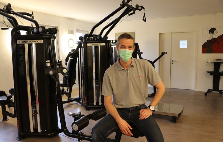 Onno Moerbeek freut sich, dass ab Montag auch Kunden ohne ärztliche Verschreibung wieder an den Fitnessgeräten trainieren dürfen. Onno Moerbeek freut sich, dass ab Montag auch Kunden ohne ärztliche Verschreibung wieder an den Fitnessgeräten trainieren dürfen.