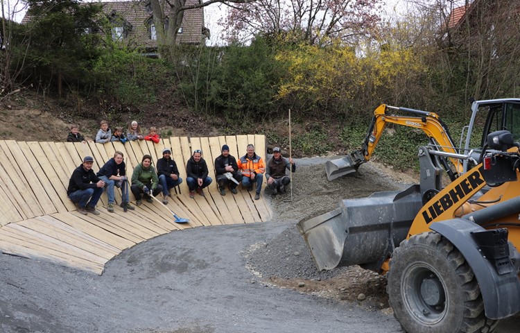 Kurze Pause für das Gruppenfoto: 13 fleissige Helfer, darunter viele Fachpersonen, treiben die Bauarbeiten am ersten Bikepark im Weinland voran. Initiiert wurde er von Ralf Bechtiger (ganz links) und Philipp Scheibli (4. von links). Kurze Pause für das Gruppenfoto: 13 fleissige Helfer, darunter viele Fachpersonen, treiben die Bauarbeiten am ersten Bikepark im Weinland voran. Initiiert wurde er von Ralf Bechtiger (ganz links) und Philipp Scheibli (4. von links).