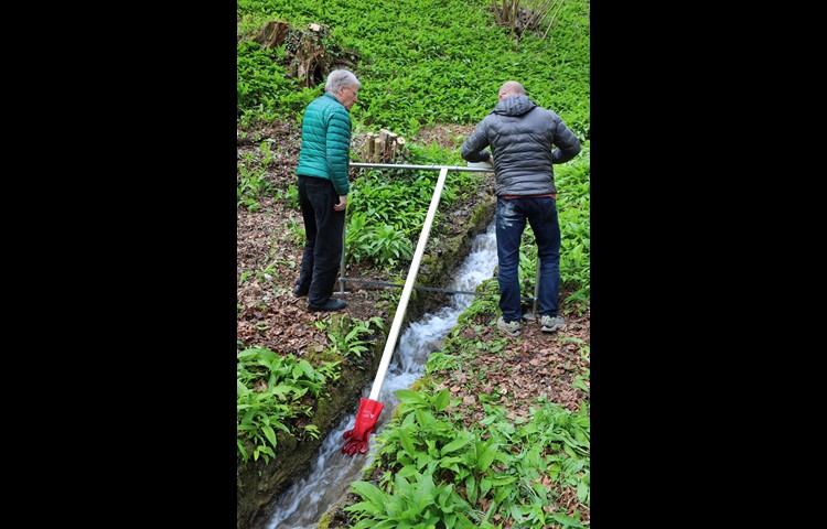 Roman Signer und sein Assistent bei der Feinjustierung mit der Wasserwaage.