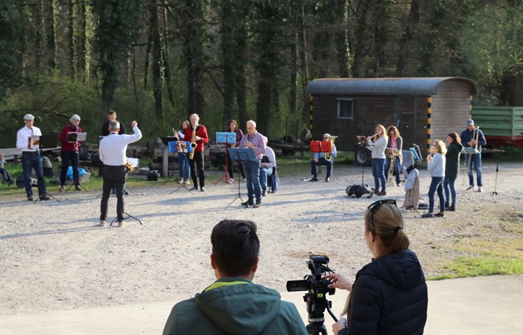 Die Bläserklasse unter der Leitung von Marco Weber übt Corona-konform im Freien – David Stäheli und eine Video-Journalistin sind auch da. Die Bläserklasse unter der Leitung von Marco Weber übt Corona-konform im Freien – David Stäheli und eine Video-Journalistin sind auch da.