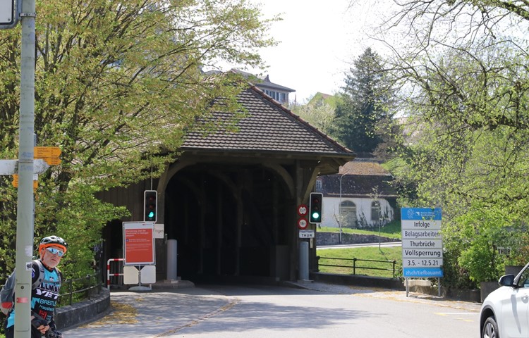 Noch ist grün: Anfang Mai ist die Holzbrücke aber für den Verkehr gesperrt, der Gehweg bleibt offen. Noch ist grün: Anfang Mai ist die Holzbrücke aber für den Verkehr gesperrt, der Gehweg bleibt offen.