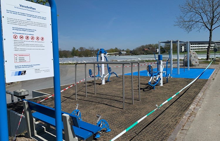 Noch ist die Outdoor-Fitnessanlage abgesperrt. Sobald das Gras zwischen den Fallschutz-Rasengittersteinen gewachsen ist, wird sie aber für die Öffentlichkeit freigegeben. Noch ist die Outdoor-Fitnessanlage abgesperrt. Sobald das Gras zwischen den Fallschutz-Rasengittersteinen gewachsen ist, wird sie aber für die Öffentlichkeit freigegeben.