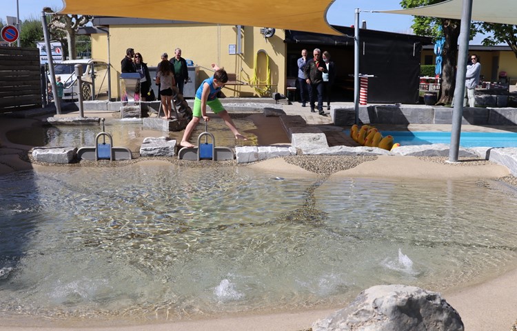 Mit Düsen und neuer Oberfläche ausgestattet ist der Erlebnisteil des Kinderplanschbeckens der Badi Andelfingen bereit für den Sommer. Neben den Gemeinden Andelfingen und Kleinandelfingen hat sich auch der Kanton an den Kosten beteiligt. Mit Düsen und neuer Oberfläche ausgestattet ist der Erlebnisteil des Kinderplanschbeckens der Badi Andelfingen bereit für den Sommer. Neben den Gemeinden Andelfingen und Kleinandelfingen hat sich auch der Kanton an den Kosten beteiligt.