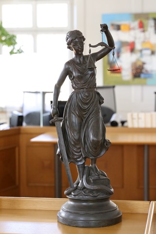 Justitia im Andelfinger Bezirksgericht.