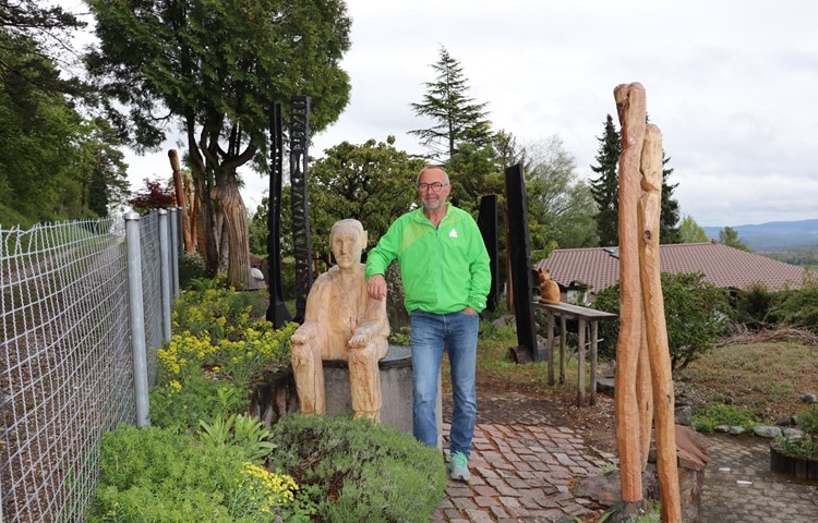 Vor gut zehn Jahren machte Ruedi Karrer einen Holzschnitt-Kurs. Mittlerweile stehen unzählige Skulpturen in seinem Garten in Uhwiesen. Vor gut zehn Jahren machte Ruedi Karrer einen Holzschnitt-Kurs. Mittlerweile stehen unzählige Skulpturen in seinem Garten in Uhwiesen.