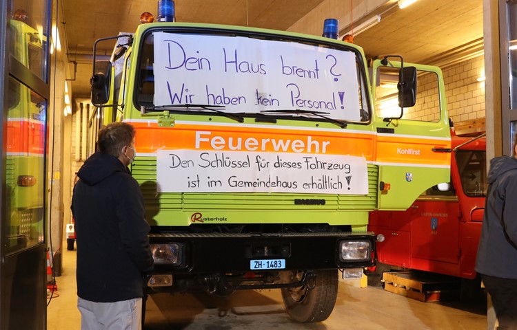 Der Hilferuf der Feuerwehr Kohlfirst im Herbst führt in einem ersten Schritt zu einer Zusammenarbeit mit der Feuerwehr Weinland. Ab 2023 sollen die zurzeit zwei Zweckverbände zu einem werden, der neun Gemeinden umfasst. Der Hilferuf der Feuerwehr Kohlfirst im Herbst führt in einem ersten Schritt zu einer Zusammenarbeit mit der Feuerwehr Weinland. Ab 2023 sollen die zurzeit zwei Zweckverbände zu einem werden, der neun Gemeinden umfasst.