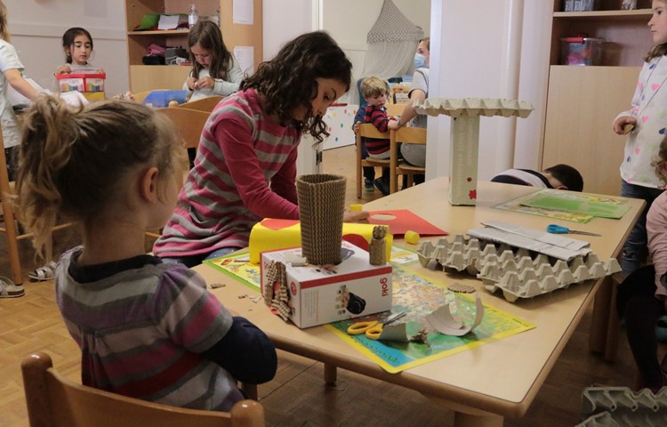 Kreativ werden, spielen und rumtoben – das geht auch mit vermeintlich wertlosen, zweckentfremdeten Materialien. Kreativ werden, spielen und rumtoben – das geht auch mit vermeintlich wertlosen, zweckentfremdeten Materialien.
