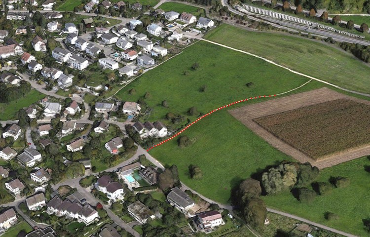 Der zu sanierende Abschnitt des «Chümmerliwegs» (rot markiert) ist etwa 50 Meter lang. Die Parzelle unterhalb des Wegs ist mittlerweile überbaut, der Weg führt entlang der Bauzone ins Dorf. Der zu sanierende Abschnitt des «Chümmerliwegs» (rot markiert) ist etwa 50 Meter lang. Die Parzelle unterhalb des Wegs ist mittlerweile überbaut, der Weg führt entlang der Bauzone ins Dorf.