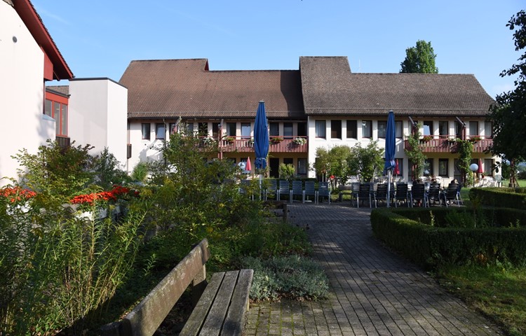 Das Alterswohnheim Flaachtal ist eines der wenigen Heime mit Zimmern ohne Duschen – bevor aber bauliche Probleme angegangen werden, will der Vorstand die Rechtsform klären. Das Alterswohnheim Flaachtal ist eines der wenigen Heime mit Zimmern ohne Duschen – bevor aber bauliche Probleme angegangen werden, will der Vorstand die Rechtsform klären.