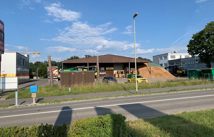 Die Gemeinde verkauft die Parzelle zwischen der Denner-Filiale (linker Bildrand) und der Firma SMTEC (rechter Bildrand) an die zu gründende Badertscher und Vogt Werkstatt AG. Derzeit wird das etwa 2500 Quadratmeter grosse Areal von der Firma Imvo dazu genutzt, Holzschnitzel zu lagern. Die Gemeinde verkauft die Parzelle zwischen der Denner-Filiale (linker Bildrand) und der Firma SMTEC (rechter Bildrand) an die zu gründende Badertscher und Vogt Werkstatt AG. Derzeit wird das etwa 2500 Quadratmeter grosse Areal von der Firma Imvo dazu genutzt, Holzschnitzel zu lagern.