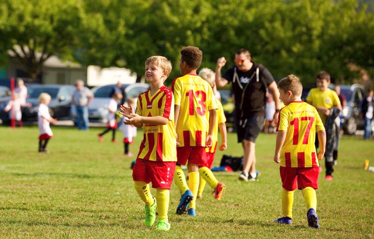 Bei den Henggarter Kickers werden Kinder spielerisch an den Fussball herangeführt. Bei den Henggarter Kickers werden Kinder spielerisch an den Fussball herangeführt.