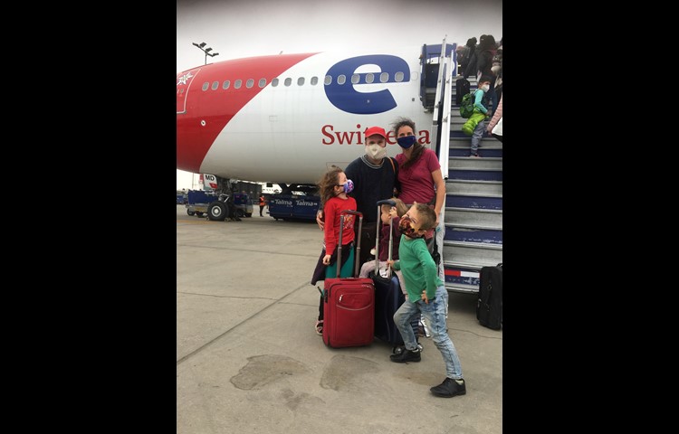 Rückkehr in die Schweiz: Die Familie Griesser auf dem Militärflugplatz, kurz vor dem Einstieg in die vom Bund gechartete Edelweiss-Maschine im Juli vergangenen Jahres.
