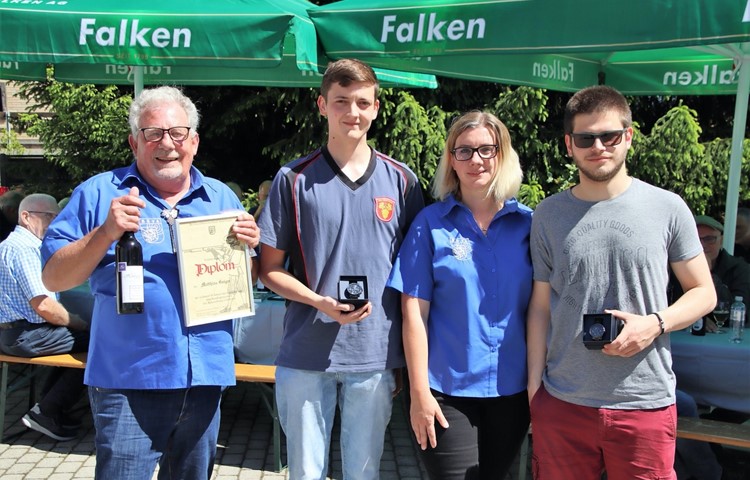 BSVA-Präsident Matthias Geiger wurde mit dem Diplom des Verbands für die fünfte Feldmeisterschaftsauszeichnung geehrt, während Nachwuchschefin Sabrina Geissler Noël Baumgartner und Manuel Keller (r.) als beste Jungschützen der letzten zwei Jahre auszeichnete. BSVA-Präsident Matthias Geiger wurde mit dem Diplom des Verbands für die fünfte Feldmeisterschaftsauszeichnung geehrt, während Nachwuchschefin Sabrina Geissler Noël Baumgartner und Manuel Keller (r.) als beste Jungschützen der letzten zwei Jahre auszeichnete.