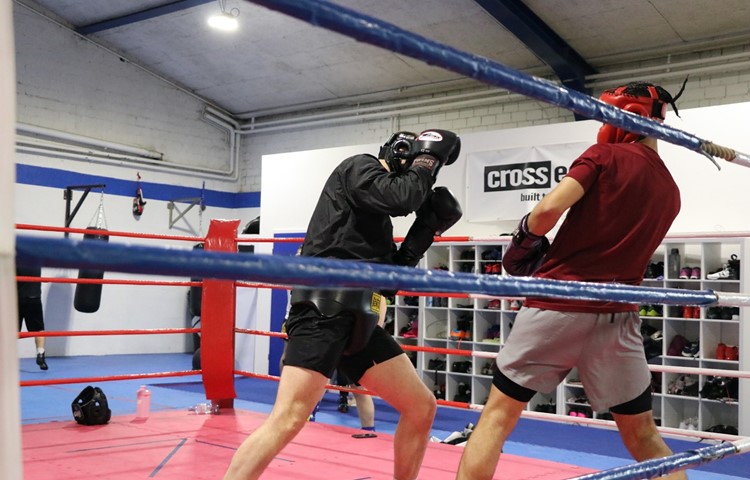 Seit Kurzem fliegen in Andelfingen die Fäuste auch im klassischen Sinne. Die Räumlichkeiten teilt sich der neu gegründete Chilas Boxing Club mit dem bestehenden Muay-Thai-Club und dem Crossfit in Andelfingen. Seit Kurzem fliegen in Andelfingen die Fäuste auch im klassischen Sinne. Die Räumlichkeiten teilt sich der neu gegründete Chilas Boxing Club mit dem bestehenden Muay-Thai-Club und dem Crossfit in Andelfingen.