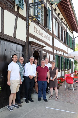 An der Generalversammlung stellte René Kaufmann (3.v.l.) ein neues Coaching-Projekt für Lehrbetriebe vor. Zum Vorstand von Gastro Andelfingen gehören (v.l.): Peter Hatt («Bahnhof», Henggart), Toni Hunkeler («Traube», Berg a.I.), Daniela Zimmermann («Schwert», Stammheim), Pius Huwiler (Präsident) und Edith Zwahlen (pensioniert, zuvor «Salmen», Rheinau). Ganz rechts Gastgeberin Helen Rapold («Buck», Rheinau). An der Generalversammlung stellte René Kaufmann (3.v.l.) ein neues Coaching-Projekt für Lehrbetriebe vor. Zum Vorstand von Gastro Andelfingen gehören (v.l.): Peter Hatt («Bahnhof», Henggart), Toni Hunkeler («Traube», Berg a.I.), Daniela Zimmermann («Schwert», Stammheim), Pius Huwiler (Präsident) und Edith Zwahlen (pensioniert, zuvor «Salmen», Rheinau). Ganz rechts Gastgeberin Helen Rapold («Buck», Rheinau).