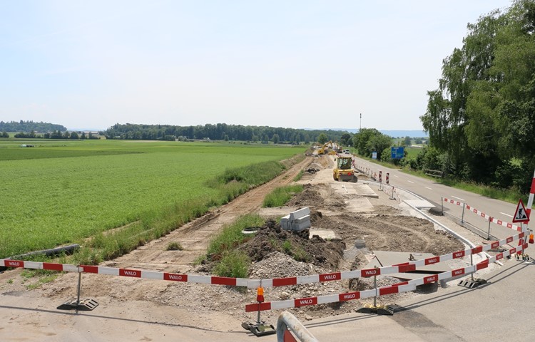 Ab dem 24. Juni wird die Marthalerstrasse komplett gesperrt. Für den Veloverkehr ist seit Baubeginn eine Umleitung auf der parallel verlaufenden, asphaltierten Flurstrasse signalisiert … Ab dem 24. Juni wird die Marthalerstrasse komplett gesperrt. Für den Veloverkehr ist seit Baubeginn eine Umleitung auf der parallel verlaufenden, asphaltierten Flurstrasse signalisiert …