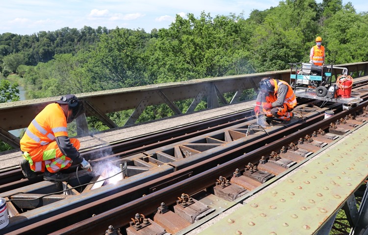 Auf der Thurbrücke sind die Bauarbeiter ohne Schatten der brütenden Hitze ausgesetzt. Auf der Thurbrücke sind die Bauarbeiter ohne Schatten der brütenden Hitze ausgesetzt.