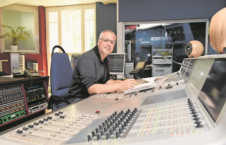 Alexius Tschallener an seinem Arbeitsplatz im Tonstudio – hier mischt er «Papa Moll zieht um» ab. Alexius Tschallener an seinem Arbeitsplatz im Tonstudio – hier mischt er «Papa Moll zieht um» ab.