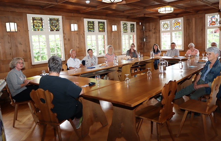 Zur ersten Stammtisch-Einladung von Museumspräsidentin Susanne Grieder (l.) im Museum kamen vor allem Frauen. Am 1. August dürfte das Thema «Im Wirtshaus» auch Männer anlocken. Talk-Gäste sind dann die Wirtsleute Agnes Eberhart und Thomas Frei. Zur ersten Stammtisch-Einladung von Museumspräsidentin Susanne Grieder (l.) im Museum kamen vor allem Frauen. Am 1. August dürfte das Thema «Im Wirtshaus» auch Männer anlocken. Talk-Gäste sind dann die Wirtsleute Agnes Eberhart und Thomas Frei.