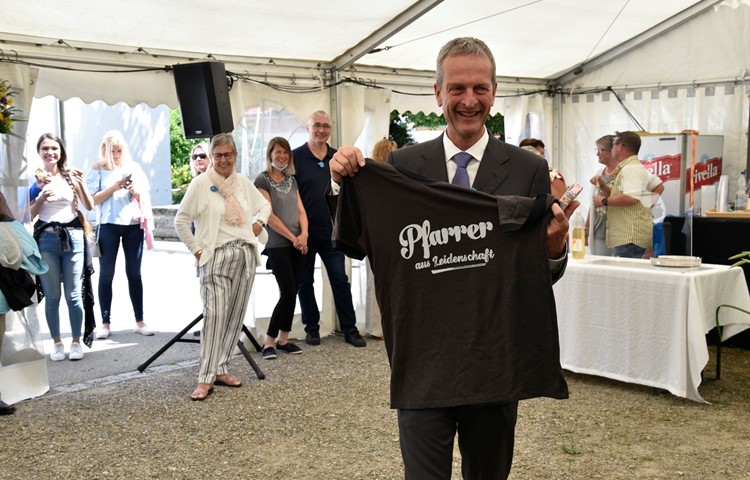 Das geschenkte T-Shirt passt sehr gut zu Andreas Werder, für den die Kirchgemeinde Dorf die erste offizielle Pfarrstelle ist. Das geschenkte T-Shirt passt sehr gut zu Andreas Werder, für den die Kirchgemeinde Dorf die erste offizielle Pfarrstelle ist.