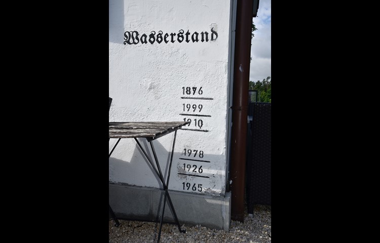 Hochwassermarke in Ellikon am Rhein: Das Hochwasser von 1876 erreichte hier den höchsten Stand. Heute schützt eine mobile Mauer vor Überflutungen.