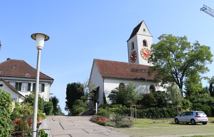 Die Kirchgemeinde Hettlingen ist mit mehreren Personalabgängen konfrontiert. Links das Pfarrhaus mit den grünen Fensterläden, in dem der scheidende Pfarrer Jörg Wanzek vorübergehend wohnen bleibt. Die Kirchgemeinde Hettlingen ist mit mehreren Personalabgängen konfrontiert. Links das Pfarrhaus mit den grünen Fensterläden, in dem der scheidende Pfarrer Jörg Wanzek vorübergehend wohnen bleibt.